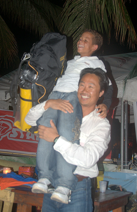 I won the 3 hr couse race and a new Starkite which is made in DR. I donated it back to Kee who gave it out as the "Stoke Award" to the smallest kiter and our favorite, 9 yr old Yanni. Yanni and his brother are so excited!