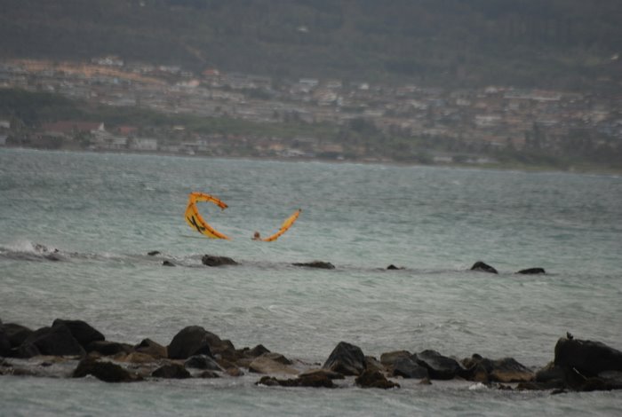 I came unhooked in a gust and watched my bar slighshot all the way to the kite.  Guess the knot isn't big enough to stop the bar from going through.