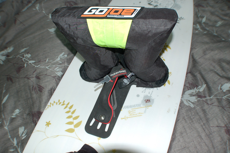 yes, it's yellow and black.. They call this green.  I call it florescent yellow.