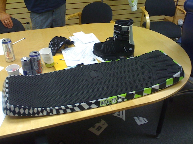 Hmmm looks more like a kiteboard rocker.. than a wakeskate rocker.. hmm KITESKATE!!