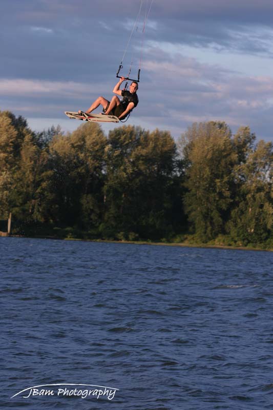 Brad (last name ?) shows that us old time poleboards can rip with a kite as well...