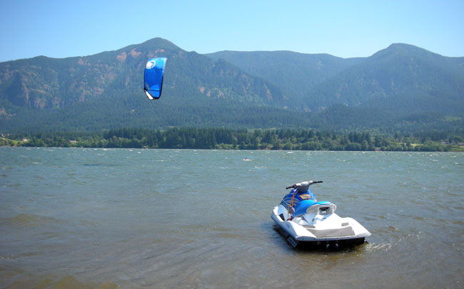 Jenna body drags upwind. Cascade Kiteboarding