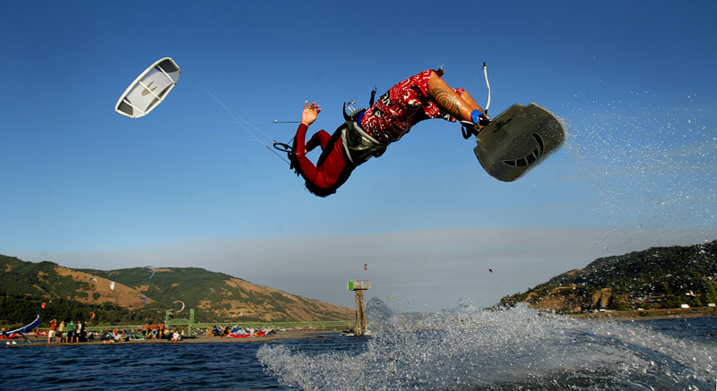 Teiva Joyeux nails a Tantrum inside the channel. Hood River.