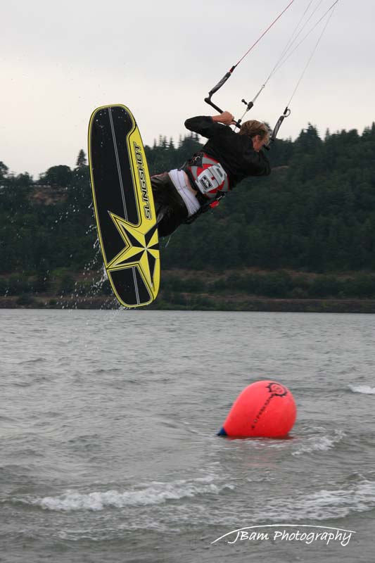 Your winner of the evening... Alex was smart enough to quickly head back in and rerig to the "BIG KITE"!
